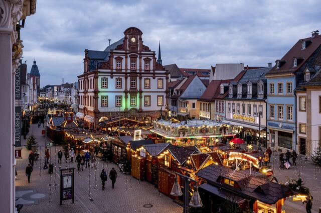 Der Weihnachtsmarkt in Speyer erstreckt sich vom Domplatz bis zum Altpörtel und lädt zu einem stimmungsvollen Bummel ein | Foto: Klaus Venus/gratis