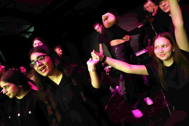 Die Jungen Menschen freuten sich über die gelungene Premiere ihres ersten eigenen Theaterstücks | Foto: Tom Naumann