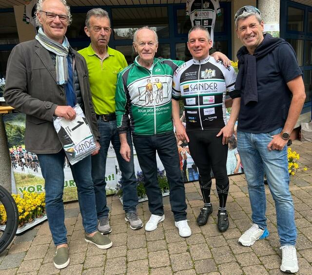 Infostand beim Radrennen am 1. Mai in Offenbach. V. l. Axel Wassyl, Rudi Birkmeyer, Dieter Saueressig, Jochen Glas und Markus Merk | Foto: Dieter Hammann