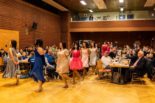 Igglemer Bessem tanzten durch die Reihe zru Bühne | Foto: Johann-Peter Melder