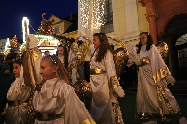 Fester Programmpunkt beim Frankenthaler Weihnachtsmarkt: die tanzenden Engel | Foto: Gisela Böhmer