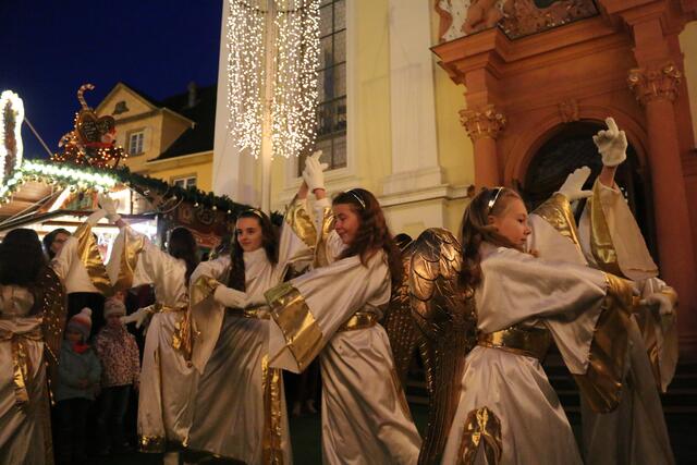 Tanzende Engel: Fester Programmpunkt beim Frankenthaler Weihnachtsmarkt | Foto: Gisela Böhmer