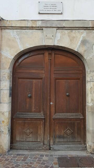 Bekannter in der Stadt: Fotograf Antoine Lumière hatte von 1866 bis 1870 sein Geschäft in Montbéliard. 1870 zog die Familie nach Lyon, wo Lumière - Vater von Auguste und Louis ("Brüder Lumière") - eine industrielle Fertigung von fotografischen Platten aufbaute, die seine Söhne später übernahmen und ausbauten. 
Am 28. Dezember 1895 fand im "Grand Café" in Paris dann von den Brüdern die erste öffentliche Filmvorführung Frankreichs vor zahlendem Publikum statt. 

 | Foto: © www.jowapress.de