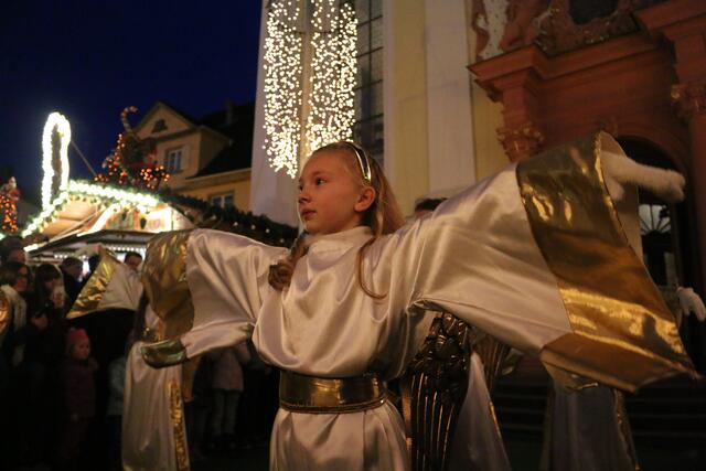 Fester Programmpunkt beim Frankenthaler Weihnachtsmarkt: die tanzenden Engel | Foto: Gisela Böhmer
