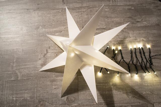 Wem der schlichte Papierstern zu langweilig ist, kann ihn mit einer batteriebetriebenen LED-Lichterkette zum echten Hingucker machen.  | Foto: Frank Schäfer