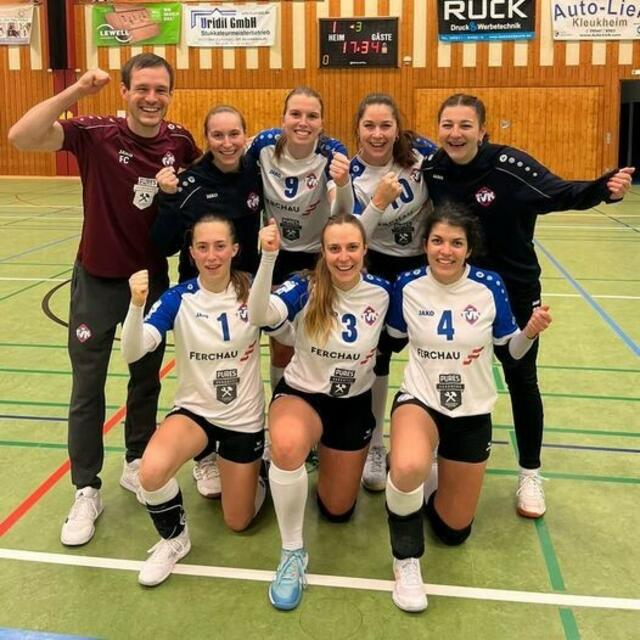Mannschaft:
Foto: Fabian Conrad, Nadine Conrad, Marie Hodel, Steffi Desa, Sophia Mahr
Vorne: Franzi Habitzreither, Celine Conrad, Yasmin Yasin | Foto: TVK