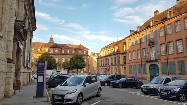 Platzanlage vor dem ältesten lutherischen Tempel in Frankreich: Das 1601 unter Leitung von Heinrich Schickhardt errichtete Gebäude verkörpert die Besonderheit des Pays de Montbéliard; deutscher lutherischer Protestantismus inmitten Frankreichs. Übrigens kam das Altarbild im Dreißigjährigen Krieg 1634 als Kriegsbeute nach Wien in die Gemäldesammlung der Habsburger. Noch heute ist es in einem Wiener Museum. | Foto: © www.jowapress.de