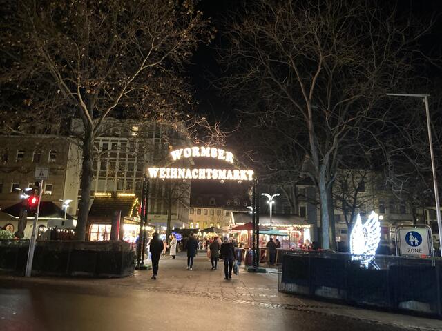 Der Weihnachtsmarkt in Worms findet von 24. November bis 23. Dezember 2024 statt.
Glühwein: 4 Euro | Foto: Anouar Touir