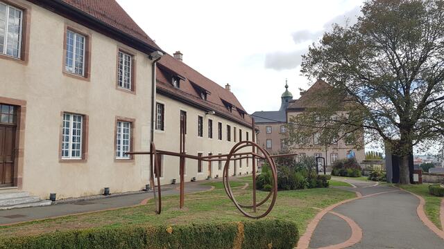 Kunstausstellung im Schlosshof, der im Sommer auch für Open Air-Events genutzt wird. | Foto: © www.jowapress.de
