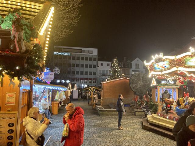 Der Weihnachtsmarkt in Worms findet von 24. November bis 23. Dezember 2024 statt.
Glühwein: 4 Euro | Foto: Anouar Touir