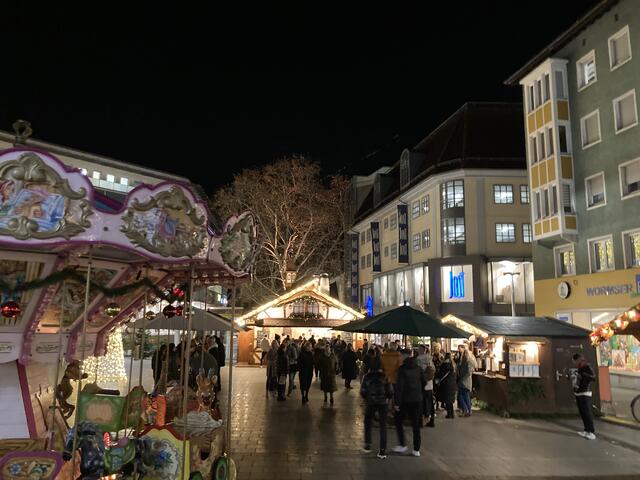 Der Weihnachtsmarkt in Worms findet von 24. November bis 23. Dezember 2024 statt.
Glühwein: 4 Euro | Foto: Anouar Touir