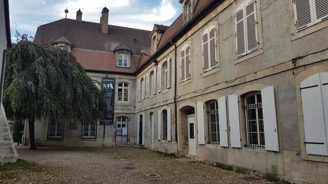 Das "Hotel de Sponeck" entstand 1719 als private Anlage für Johann Rudolf Graf von Sponeck, Schwager des Prinzen Leopold Eberhard, ging später an Wilhelm Eberhard von Faber, den Berater des Prinzen. Es wurde bis 1758 mit Garten erweitert, durch Käufe von Höfen und Häusern. 
1767 ging es an die Stadt und wurde von späteren Eigentümern modifiziert. | Foto: © www.jowapress.de