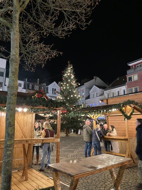 Der Weihnachtsmarkt in Worms findet von 24. November bis 23. Dezember 2024 statt.
Glühwein: 4 Euro | Foto: Anouar Touir