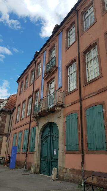 Das "Hotel Beurnier-Rossel, dem Saint-Martin Tempel, ist das Museum der Stadt. 1774 von Georges David Rossel und Anne Madeleine Beurnier erbaut, zwei Bürgerliche, die aber dem Hof nahestanden. Interessant: Das Haus bleibt bis 1917 im Besitz der Familie, wird danach der Stadt vermacht und Museum. 
Architekt Philippe de la Guêpière wurde durch den Bau der Schlösser Solitüde in Stuttgart und Montrepos in Ludwigsburg bekannt!
 | Foto: © www.jowapress.de