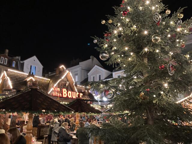 Der Weihnachtsmarkt in Worms findet von 24. November bis 23. Dezember 2024 statt.
Glühwein: 4 Euro | Foto: Anouar Touir