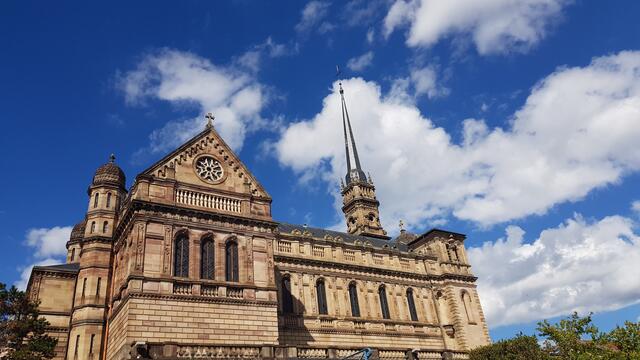 Die Kirche Saint-Maimboeuf (erbaut 1850-75) ist ein prägender Teil des Stadtbilds. Deutlich ist hier zu erkennen, dass mit der katholischen Kirche ein Zeichen in der protestantischen Stadt gesetzt werden soll. | Foto: © www.jowapress.de