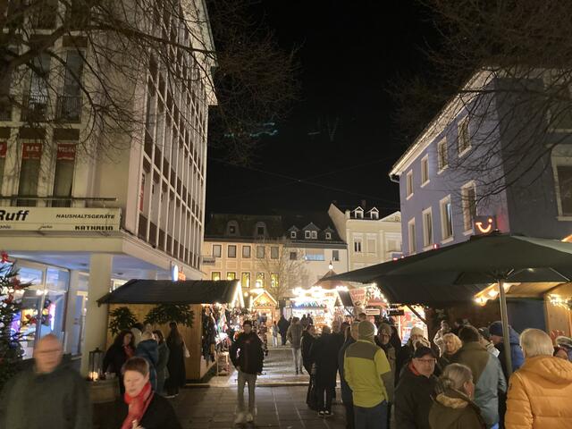 Der Weihnachtsmarkt in Worms findet von 24. November bis 23. Dezember 2024 statt.
Glühwein: 4 Euro | Foto: Anouar Touir