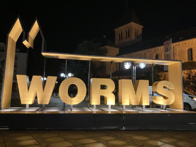 Der Weihnachtsmarkt in Worms findet von 24. November bis 23. Dezember 2024 statt.
Glühwein: 4 Euro | Foto: Anouar Touir