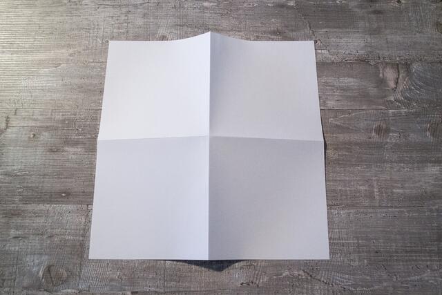 Als erstes schneidet man zwei gleichgroße Quadrate zu (z.B. mit 30cm Kantenlänge) und faltet diese zur Hälfte jeweils von beiden Seiten. | Foto: Frank Schäfer