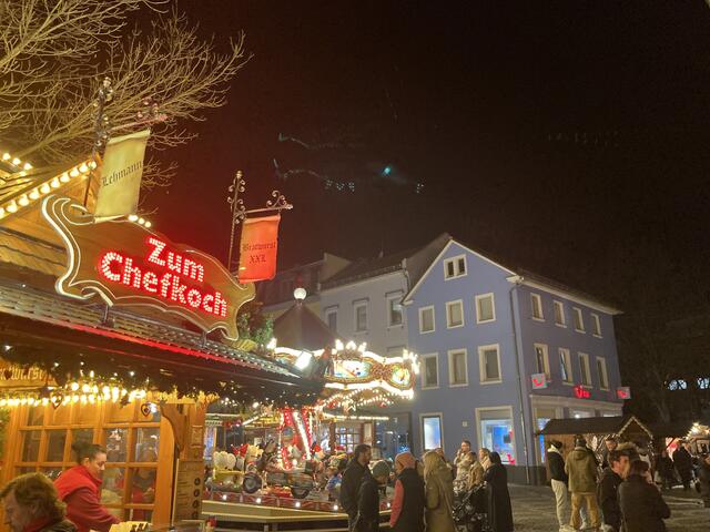 Der Weihnachtsmarkt in Worms findet von 24. November bis 23. Dezember 2024 statt.
Glühwein: 4 Euro | Foto: Anouar Touir