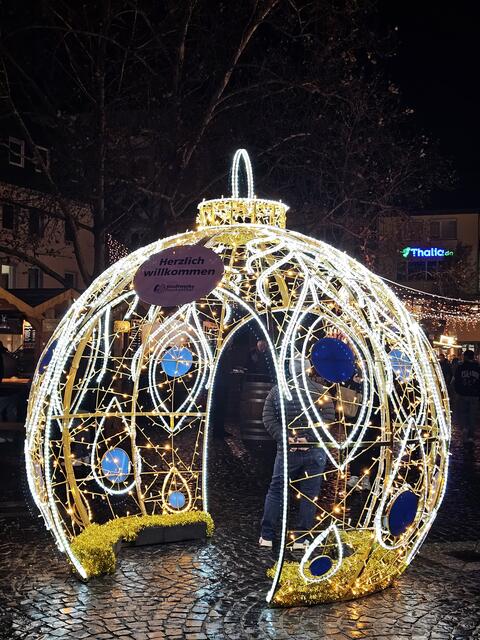 Die riesige Kugel hat im Laufe des Abends zahlreiche Besucher angelockt, die sich darin haben fotografieren lassen.  | Foto: Gisela Böhmer