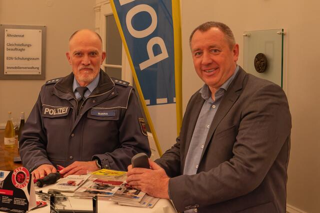 Polizeihauptkommissar Johannes Barra, 1. Polizeihauptkommissar Udo Linden  | Foto: Johann-Peter Melder