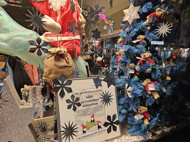 Ein schön geschmücktes Schaufenster mit dem Hinweis auf den Frankenthaler Weihnachtsbär | Foto: Gisela Böhmer