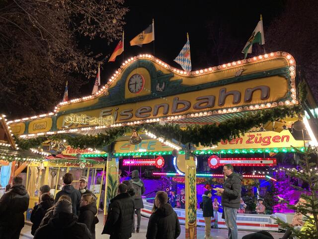 Weihnachtsmarkt rund um den Wasserturm in Mannheim 2024 | Foto: Anouar Touir