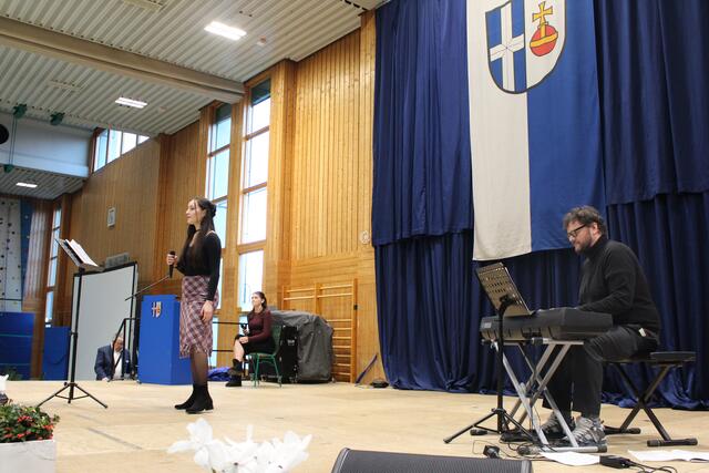 Die Sängerinnen der Musik- und Kunstschule Bruchsal mit ihrer musikalischen Darbietung auf der Bühne. | Foto: Gemeinde Ubstadt-Weiher 