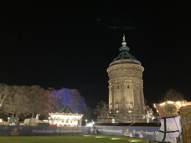 Weihnachtsmarkt rund um den Wasserturm in Mannheim 2024 | Foto: Anouar Touir