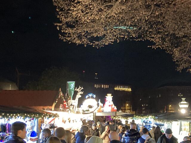 Weihnachtsmarkt rund um den Wasserturm in Mannheim 2024 | Foto: Anouar Touir