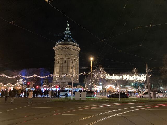 Weihnachtsmarkt rund um den Wasserturm in Mannheim 2024 | Foto: Anouar Touir