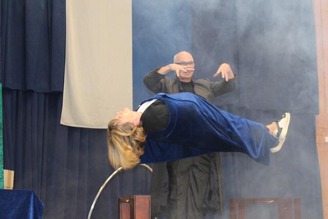 Zauberer Ralf Gagel während einer seiner Zaubertricks.  | Foto: Gemeinde Ubstadt-Weiher 