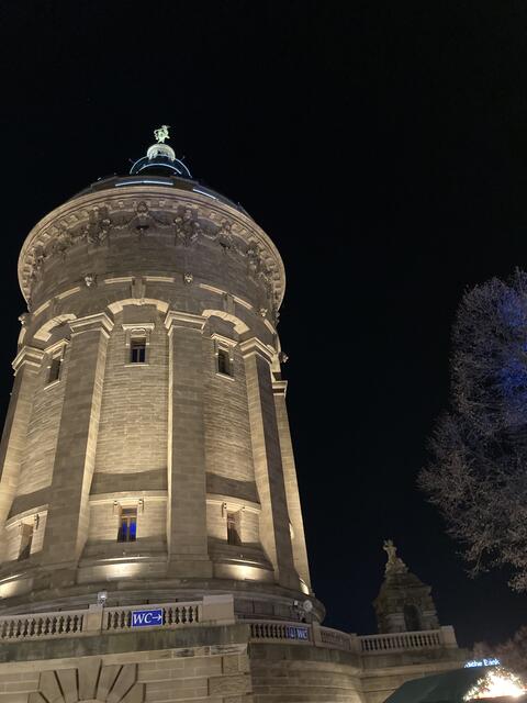 Weihnachtsmarkt rund um den Wasserturm in Mannheim 2024 | Foto: Anouar Touir