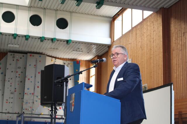 Herr Toni Ziesel bei seiner Ansprache am Rednerpult. | Foto: Gemeinde Ubstadt-Weiher 