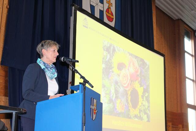 Die zweite Vorsitzende des Heimatvereins der Gemeinde Ubstadt-Weiher, Beate Harder, bei der Fotoschau "Ubstadt-Weiher damals und heute".  | Foto: Gemeinde Ubstadt-Weiher 