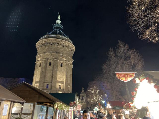 Weihnachtsmarkt rund um den Wasserturm in Mannheim 2024 | Foto: Anouar Touir