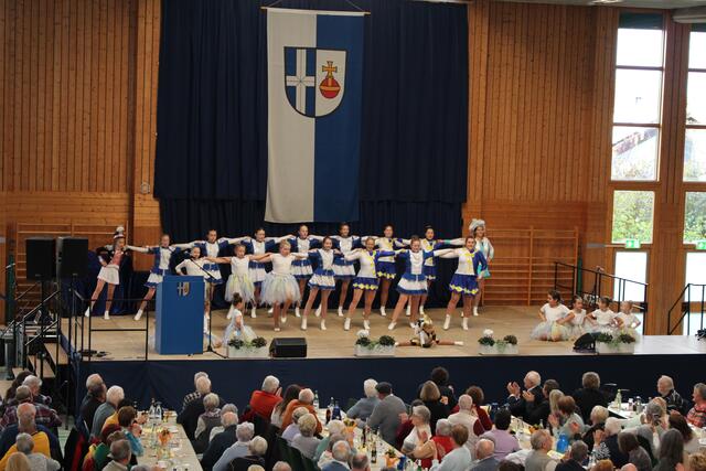 Die Tanzmariechen und Garde der "Uneroiser Kerschdekipper" während ihrer Darbietung auf der Bühne. | Foto: Gemeinde Ubstadt-Weiher 