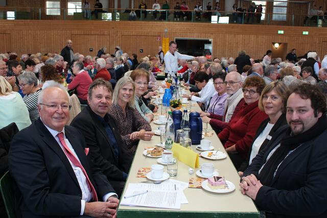 Bürgermeister Tony Löffler am Tisch der Ehrengäste mit den Vertretern der Kirchen, der Hauptamtsleiterin Frau Michaela Schmidt und einigen Gemeinderatsmitgliedern. | Foto: Gemeinde Ubstadt-Weiher 