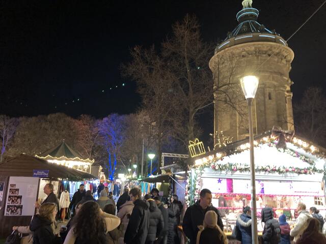 Weihnachtsmarkt rund um den Wasserturm in Mannheim 2024 | Foto: Anouar Touir