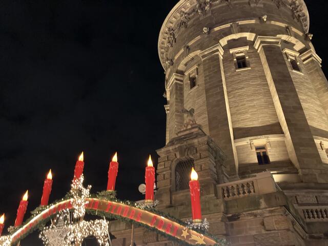 Weihnachtsmarkt rund um den Wasserturm in Mannheim 2024 | Foto: Anouar Touir