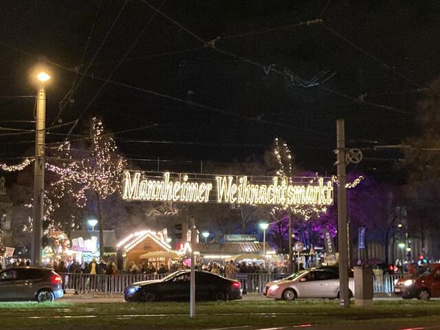 Weihnachtsmarkt rund um den Wasserturm in Mannheim 2024 | Foto: Anouar Touir