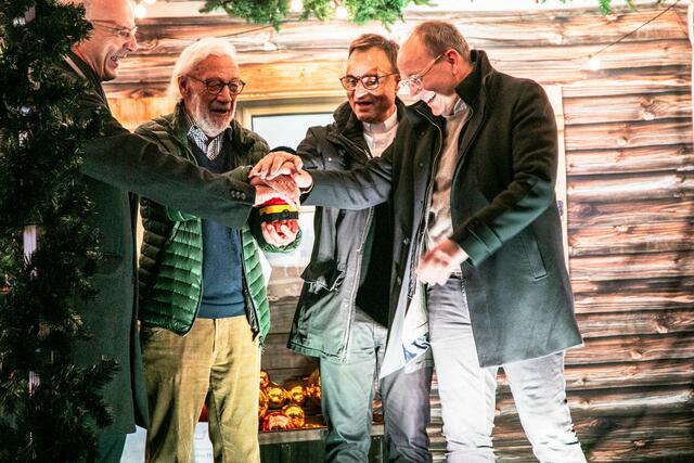  (v.l.),Lutz Pauels Ralf Klöpfer Dekan Karl Jung  OB Christian Specht, schalten die Weihnachtsbeleuchtung ein.  | Foto: Wolfgang Neuberth