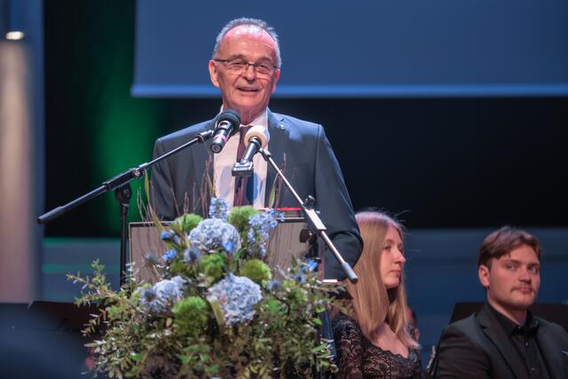  Landrat Fritz Brechtel bei seiner Abschiedsrede | Foto: Paul Needham