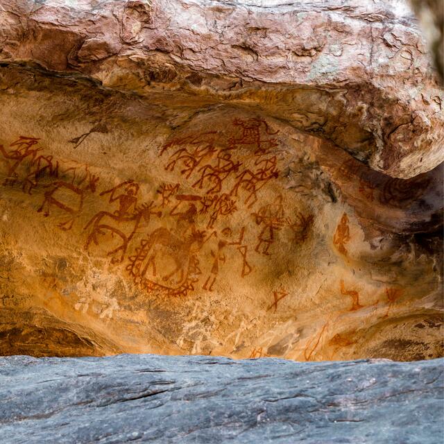 Der "Bhimbetka Rock Shelter" (steinzeitliche Felsmalereien), auch ein UNESCO-Weltkulturerbe. Die bis zu 9.000 Jahre alten Malereien an Felsüberhängen wurden erst im 19. Jahrhundert entdeckt. Bhimbetka ist jedoch die älteste Fundstelle mit Felsbildern auf dem indischen Subkontinent. | Foto: MP/IGNKA