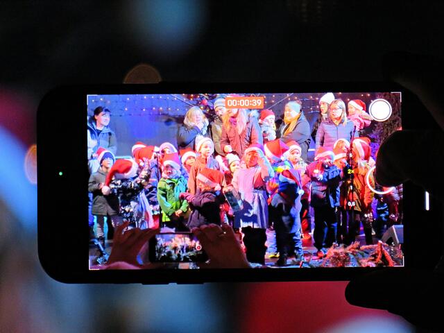 Viele filmten mit ihren Smartphones | Foto: Brigitte Melder