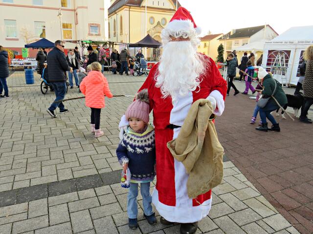 Die 4-jährige Jule Hoffmann wurde vom Nikolaus beschenkt | Foto: Brigitte Melder