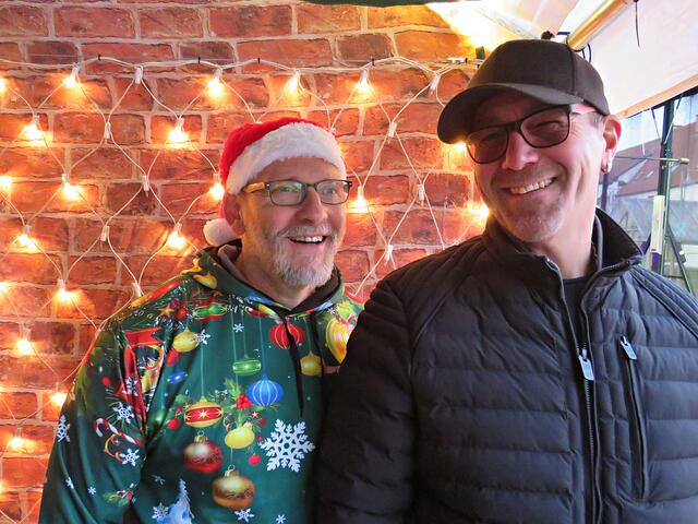 Im weihnachtlichen Outfit Ully Zahn und Besucher Ralf Creutz | Foto: Brigitte Melder