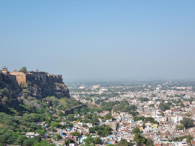 Blick von der Festung auf die Millionenstadt Gwalior  | Foto: IGNKA