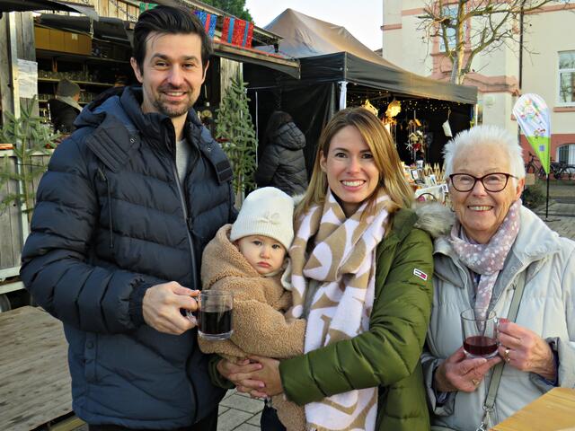 Die ganze Familie von Kleinkind bis Uroma war auf dem Weihnachtsmarkt | Foto: Brigitte Melder